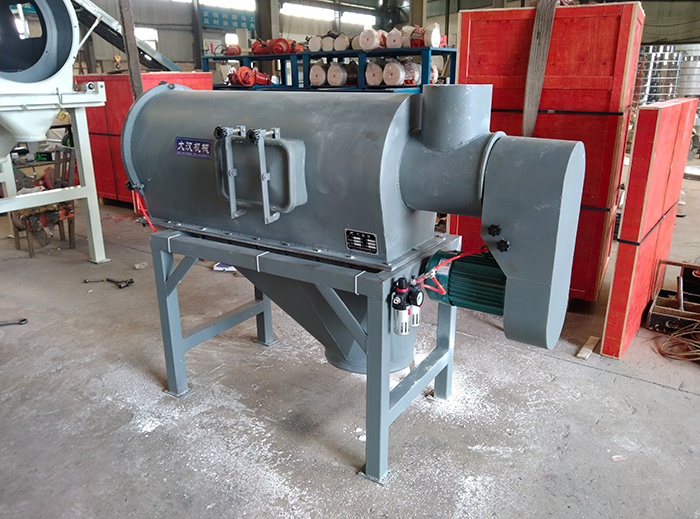 氣流篩采用碳鋼材質(zhì)的外殼，臥式的篩網(wǎng)利用風(fēng)力與物料的離心力對(duì)物料進(jìn)行篩分。產(chǎn)量高，效果好。